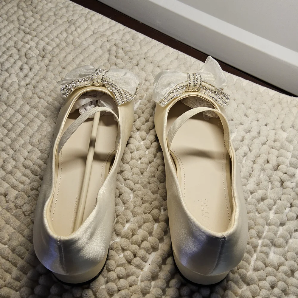 NWOT Girls Size 4 Charming Kids Dress Shoes with Bow Accent Cream Colored